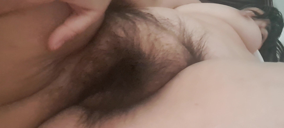 Mommy big hairy pussy: 玩弄成熟、多毛和角质的阴户