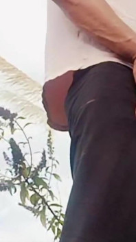 Il ragazzo registra mentre fa pipì