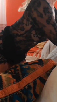 Selena's poseren en seksplezier in een catsuit