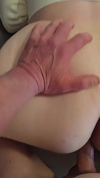 第一人称视角 大屁股，后入式冲击，菊花大拇指抽插，振动器强制高潮，粗暴性爱