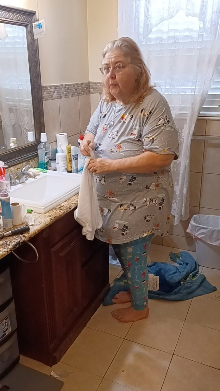 BBW nurse Vicki adventures with friends: Мию трусики моєї білої бабусі для клієнта!