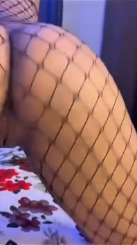 Sexy ebenová holka kouří a jezdí na velkém černém ptákovi