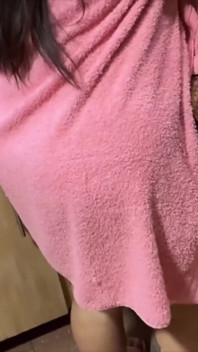 热辣的岳母和女婊一起在家。多么大屁股！