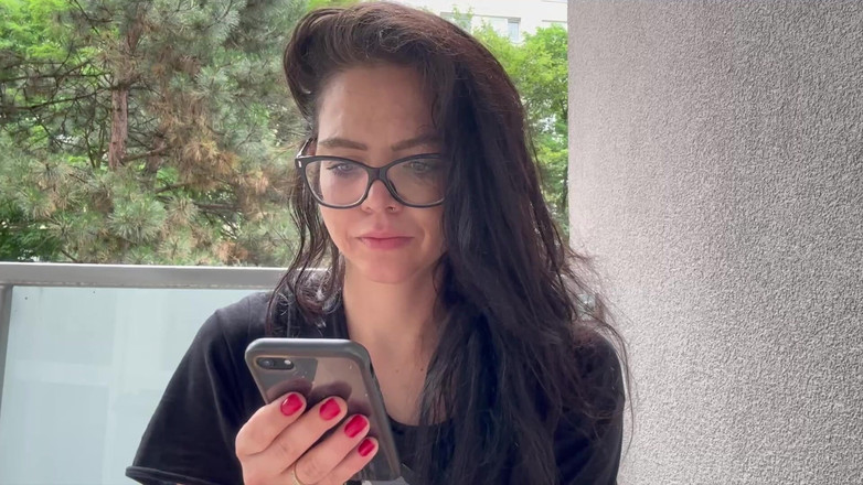 Shione Cooper: Sana burada cevap verirken sigara içiyor