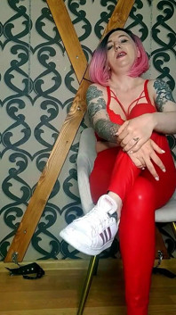 Lady angela polnische Sprache stinkiger sneaker-Fetisch, rote latex-leggings, nackte Füße