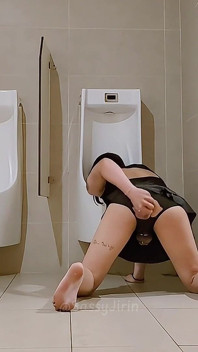 Cewek ini lagi asik ngentot dildo di toilet umum