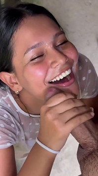 Estudiante es sorprendida por su maestra en el patio de su casa