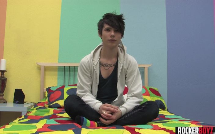 Rocker Boyz: Il grande cazzo emo twink si masturba e spompina un...