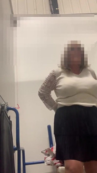 Julie w szatni M & s - Bez majtki pod spódnicą, siedzi na Dildo Następnie przymierza spódnice w opalone rajstopy