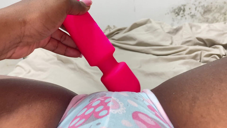 omairaberbatov: タイトなショートパンツを履いて膣をかゆくして、なんとか良いオーガズムを得ました