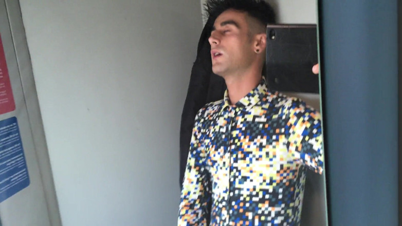 Idmir Sugary: Quay tay tại nhà vệ sinh xe lửa