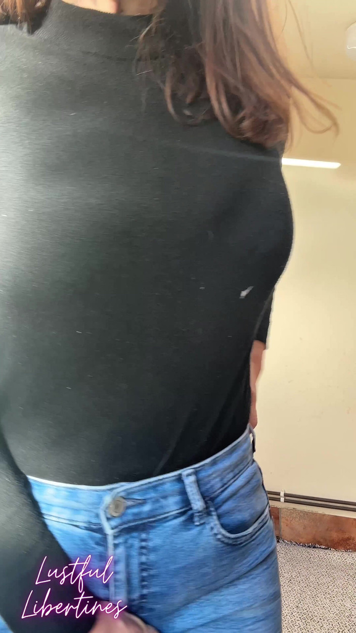 Lustful Libertines: 화장실에 갇힌 - 청바지 젖기