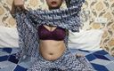 Saara Bhabhi: Sexy indisches zimmermädchen lutscht schwanz und fickt Hindi Audio