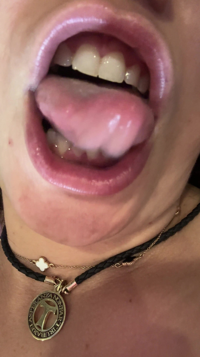 LarisaCum: 明るくてホットなブルネットの口フェチ
