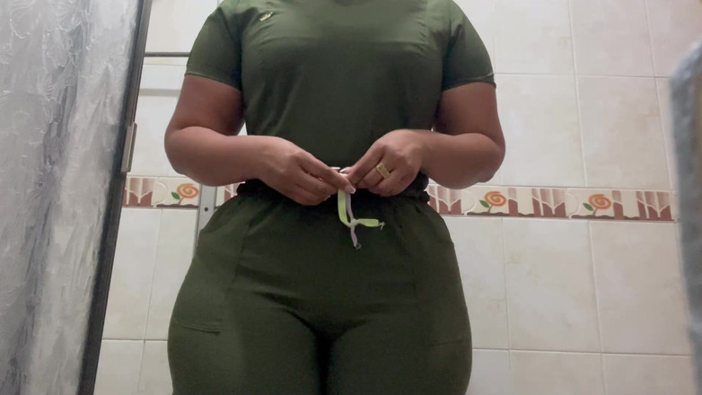 pampammedallo: कामुक लड़की मूत रही है (नर्स)