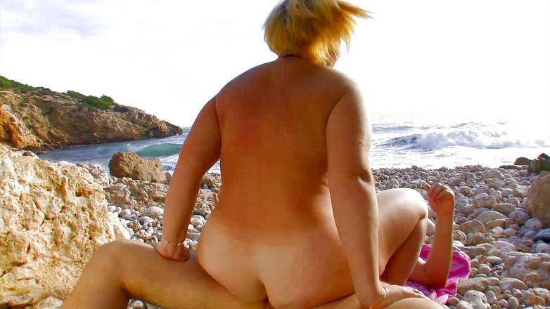 Gazongas: Pelacur pirang Prancis dan ngentot di pantainya