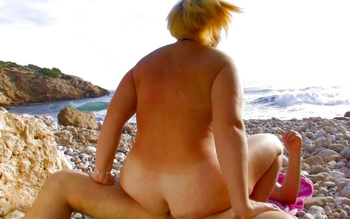 Gazongas: 프랑스 금발 창녀와 그녀의 해변 섹스