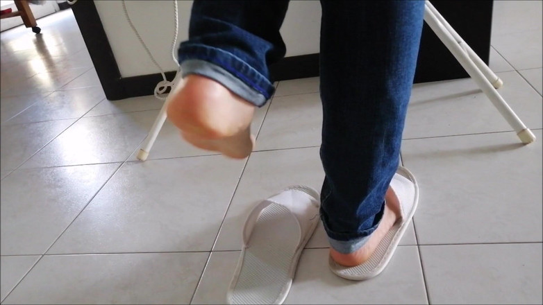 Yvonne: Adorazione del piede durante i lavori domestici