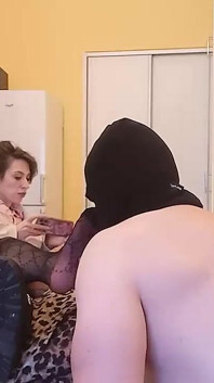 Čichá a masíruje moje zpocené nohy v punčochách