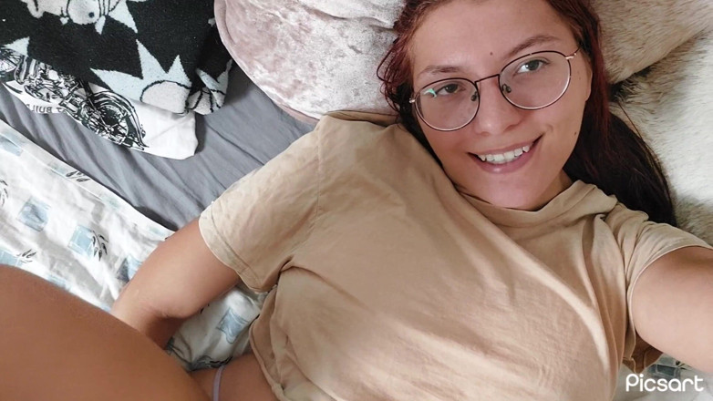 Softbrattypuppy: 嘿，我的小绿帽男想要舔我充满精液的阴户吗？
