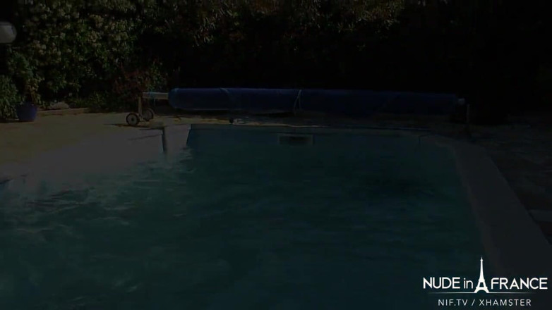 Nude in France: Bruna francese milf dai capelli corti scopa due ragazzi due...