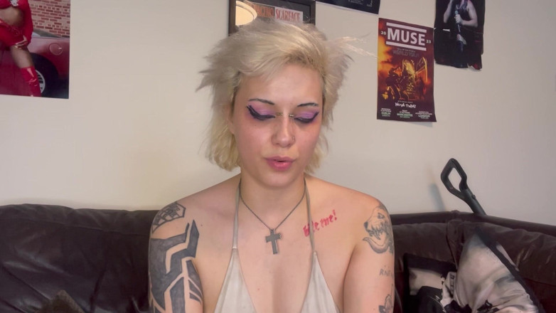 Glitterqueen1999: 一个继妹报复打屁股巨人移动