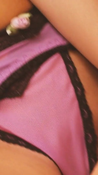 Gemma'nın parti sahnesi 4: iç çamaşırlı esmer ve sarışın lezbiyen orta yaşlı seksi kadınlar amlarını dildoyla sikiyor