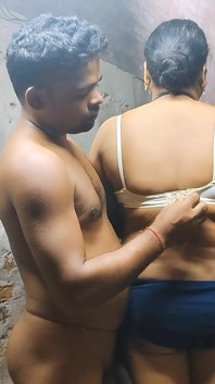 알몸으로 따먹히는 이웃 아줌마의 의붓여동생 섹스 비디오