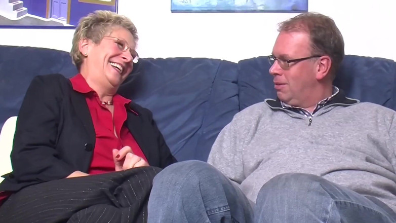 Deutsche Amateur Pornos: Hot Threesome for Two Cock-hungry, Wet Matured Grannies