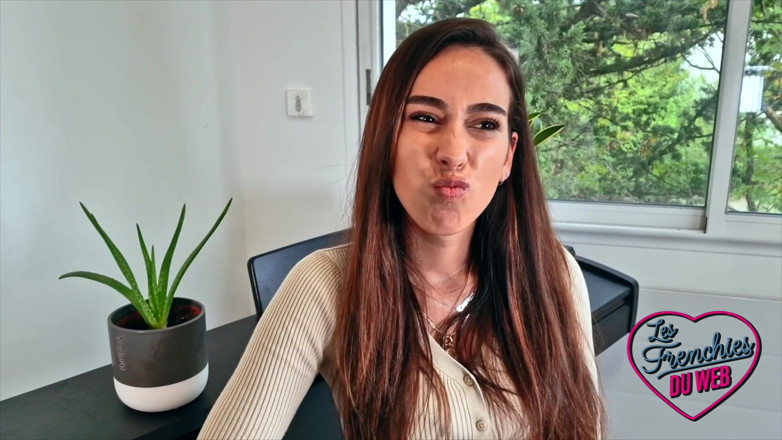 The Frenchies of the web: Camila, ne tak stydlivá mladá minxka, chce být ošukána