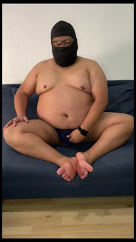 Sexy molliger typ tanzt und zeigt seine füße