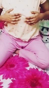 Dedilhando buceta de cabelo linda menina rabuda
