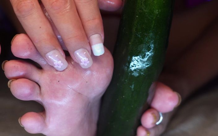 Cumshot feet: Eu vou continuar brincando com meu vibrador enquanto você goza...