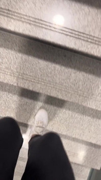 Gehen in Sportschuhen