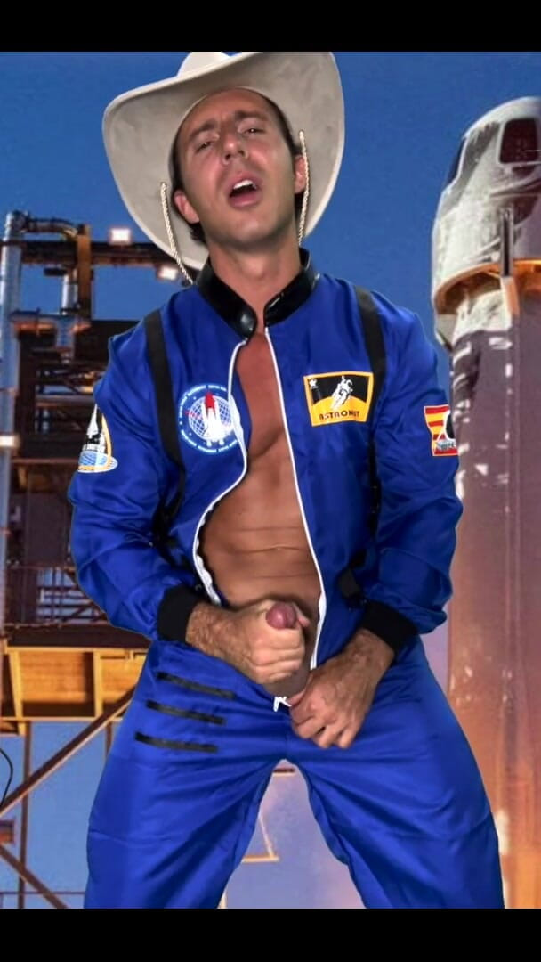 Reese Rideout: スペーススーツのオッコ