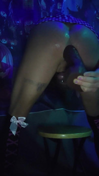 Krystall cox reitet einen weiteren riesigen dildo, um zu klaffen und prolaps