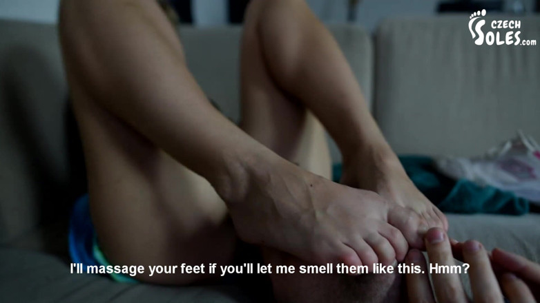 Czech Soles - foot fetish content: Prosí o její páchnoucí nohy v tělocvičně
