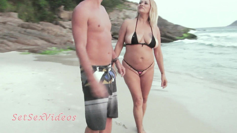 SetSexVideos: Blond mit Minibikini zeigt Muschi, mitten in Männern und fickt...