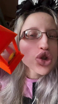 Sissy nechodí na záchod. Sissy chcaní v kalhotkách.