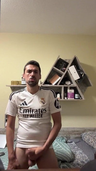Fußballer wichst im Badezimmer und spritzt sehr tierisch