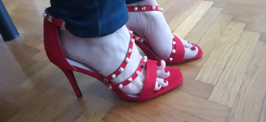 Pornoselen: Head babe play with her feet and do foot job