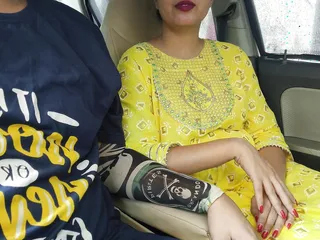 Prima dată când îmi călărește pula în mașină sex în aer liber Fată indiană desi Saara futută foarte tare în mașina iubitului