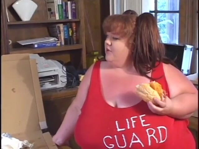 Best Butts: Blonde BBW seduces hunk to bang her in bed