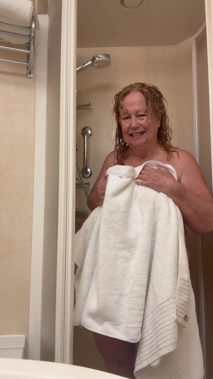 Big Ass 4 U: おばあちゃんのシャワー、シャンパンを全部かけた後