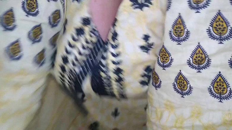 Aria Mia: 大きなお尻のデシの継母が息子の友達にアナルで犯される!