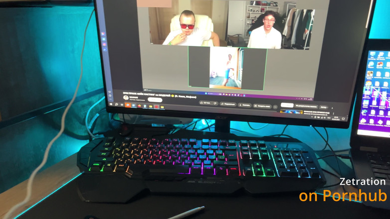 Zetration: POV : 내가 스트리밍하는 동안 그녀는 나를 저항 할 수 없었다 - 책상 아래에서 목구멍 따먹기