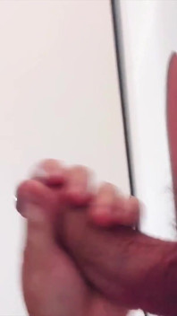 Gloryhole-papi schießt auf seine hand - der lutscher leckt alles sauber