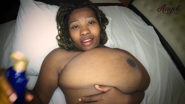 Angel Big B: オイルマッサージとタブー化された欲望