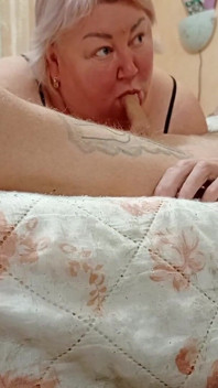 Soția îmi suge pula până când gura ei este umplută cu spermă fierbinte