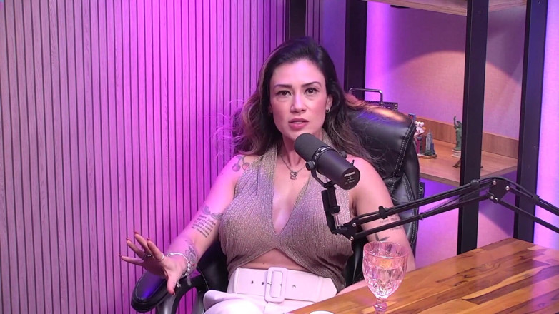 California TV: Matură sexy incitantă și fanteziile ei